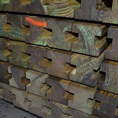 Poteau carré rainuré