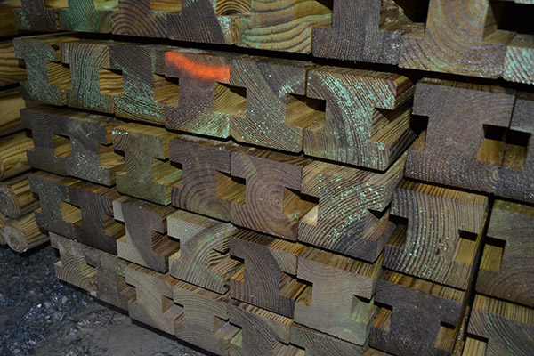 Poteau carré rainuré