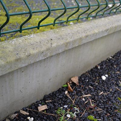 Soubassement béton demi chaperon pour clôture rigide