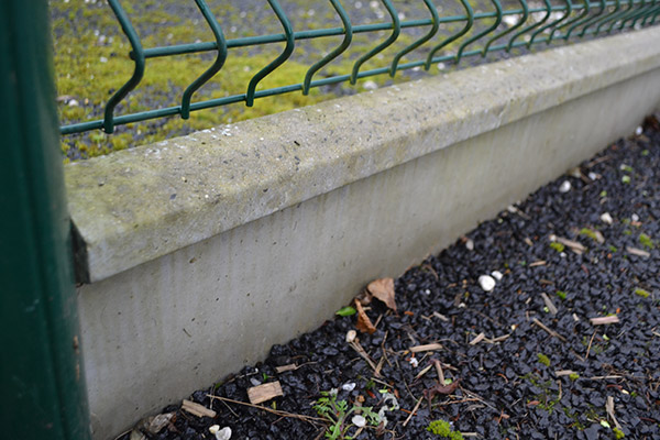 Soubassement béton demi chaperon pour clôture rigide